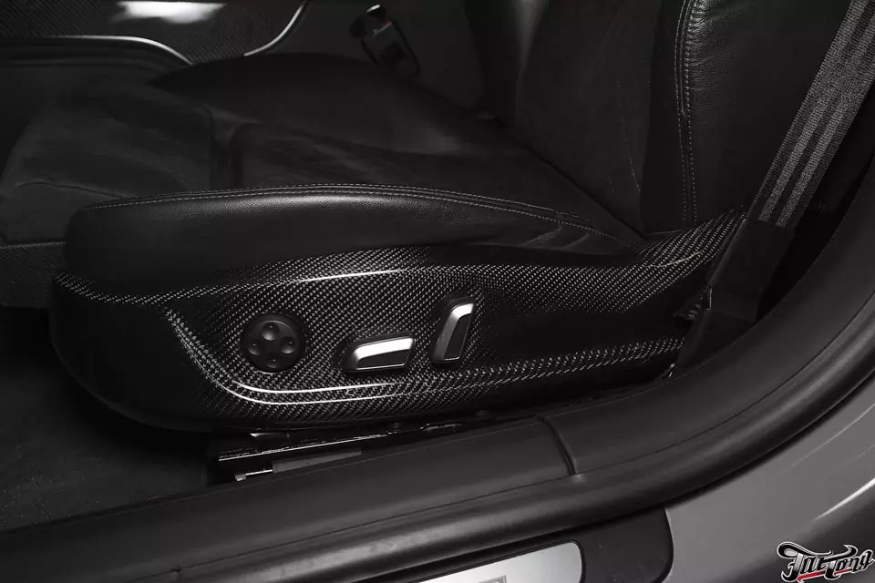 Audi RS7. Изменение анатомии руля, ламинация натуральным карбоном руля и пластика сидений.